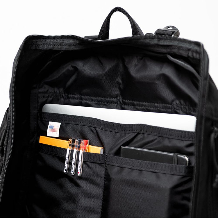 ブリーフィングリュックGRAVITY PACK(グラビティーパック)2つのスリットポケットとPC収納用ポケット