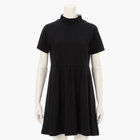 WOMEN'S NECK LOGO HIGHNECK PLEATED DRESS（ウィメンズ ネックロゴ