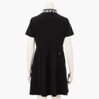 WOMEN'S NECK LOGO HIGHNECK PLEATED DRESS（ウィメンズ ネックロゴ