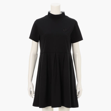 WOMEN'S NECK LOGO HIGHNECK PLEATED DRESS（ウィメンズ ネックロゴ